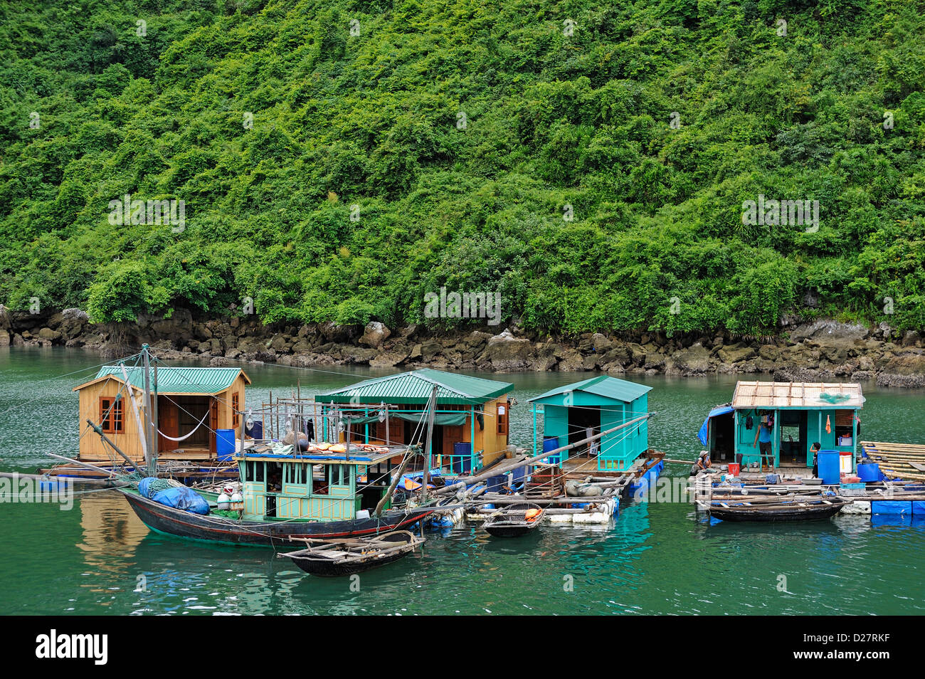 Maisons de village flottant, Halong Bay, Vietnam Banque D'Images