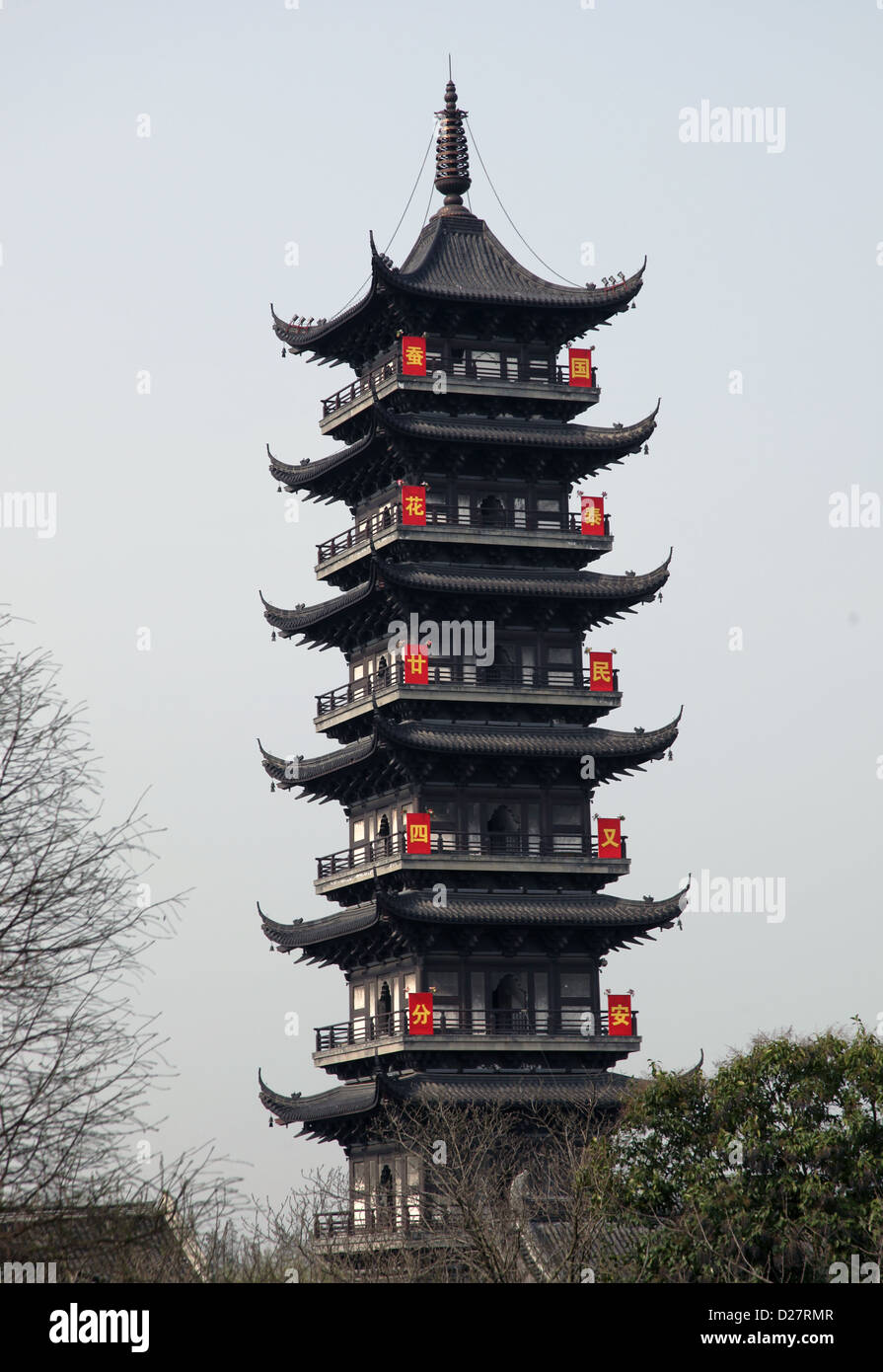 C'est une photo d'une ancienne tour d'un temple chinois dans une ville en Chine. Il comporte de nombreux niveaux et est fait de bois sombre Banque D'Images