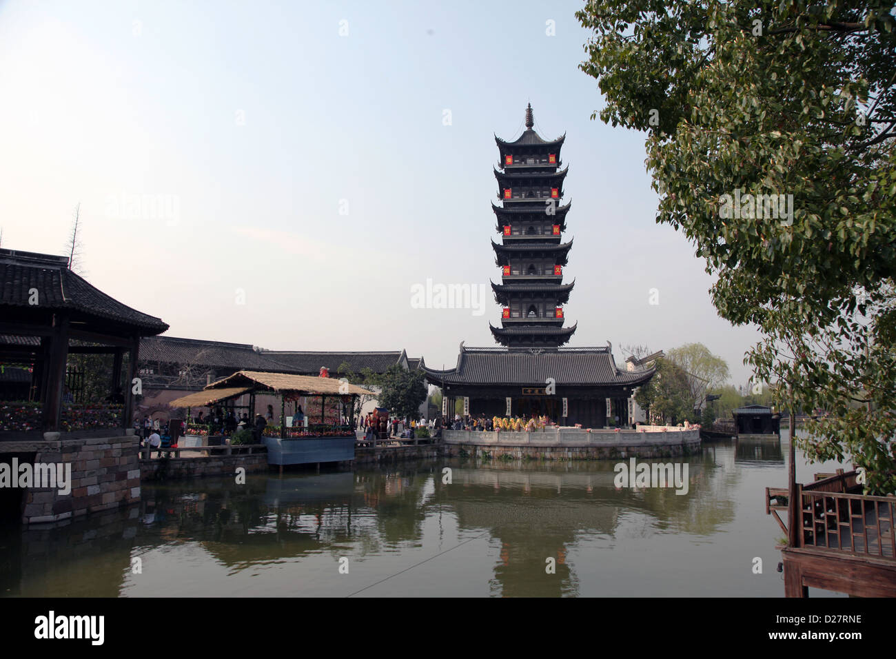 C'est une photo d'une ancienne tour d'un temple chinois dans une ville en Chine. Il comporte de nombreux niveaux et est fait de bois sombre Banque D'Images