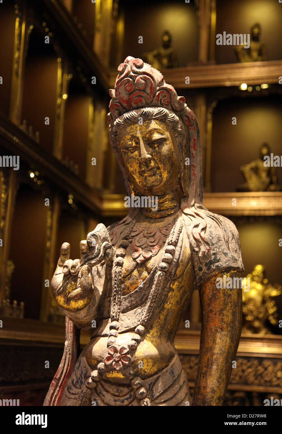 C'est une photo d'une déesse Shiva. C'est une statue ou une sculpture dans un musée avec quelques autres dans l'arrière-plan n'est pas mise au point Banque D'Images