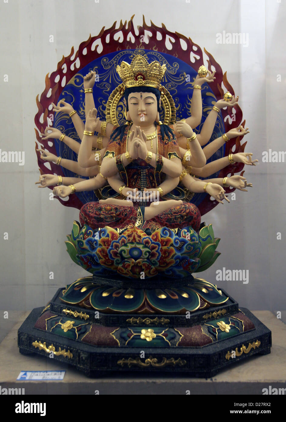 C'est une photo d'une statue de Vishnu priant. C'est dans un magasin ou un musée. La sculpture a un tas d'armes. Banque D'Images