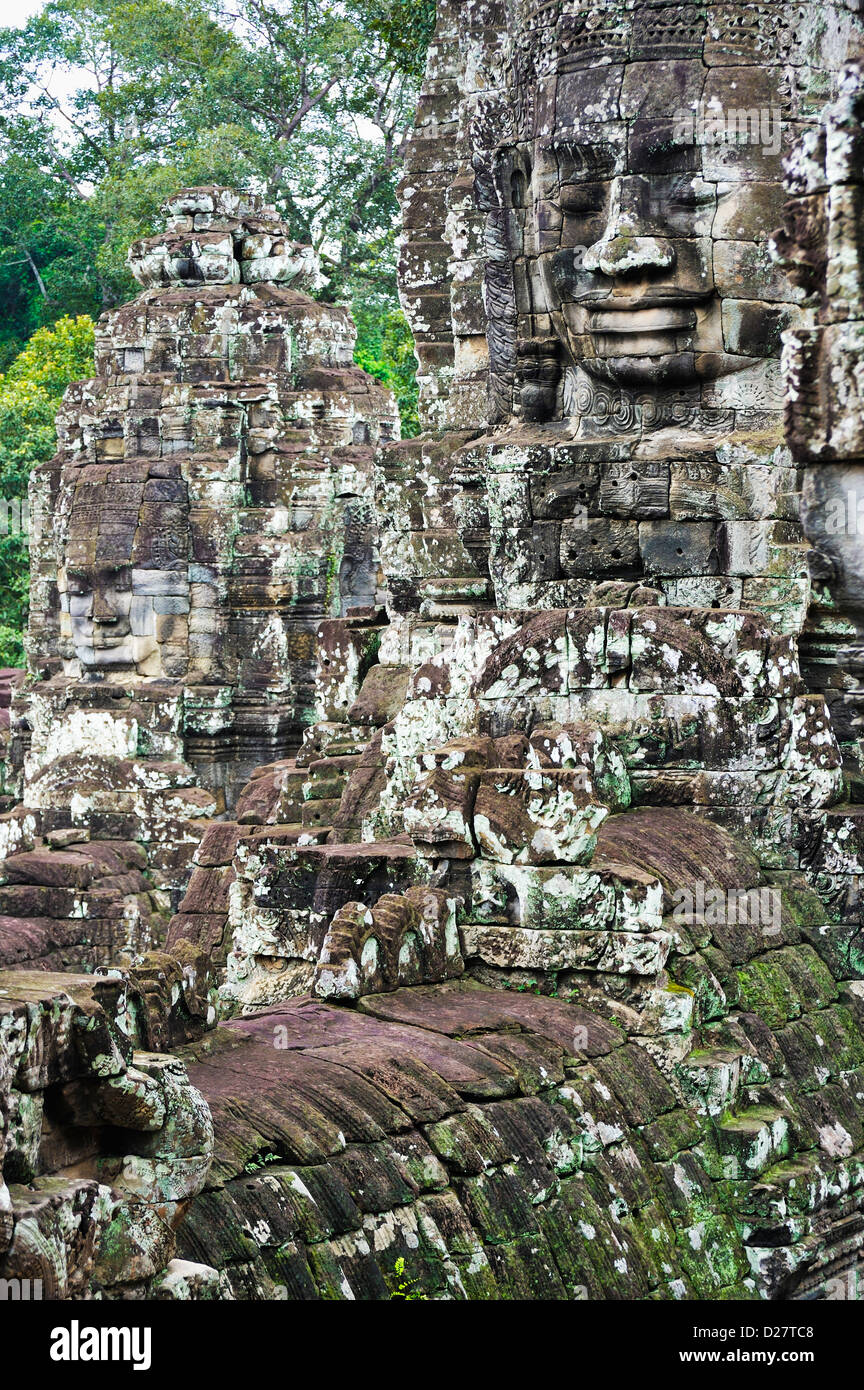 Visages sculptés sur le temple Bayon, Angkor Wat, au Cambodge Banque D'Images