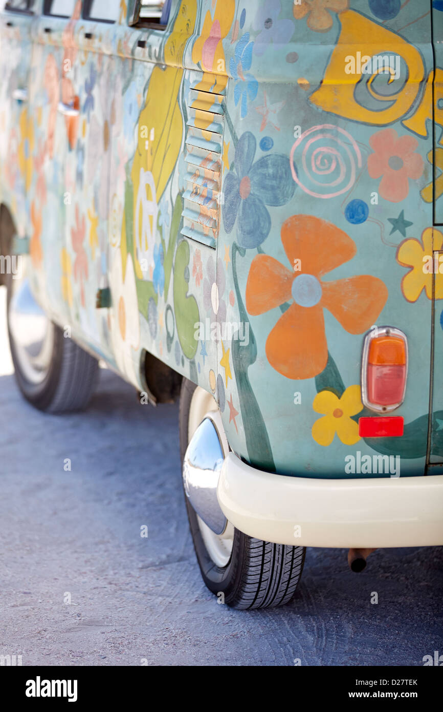 Low angle view of retour fin de flower power VW camper van personnalisé Banque D'Images