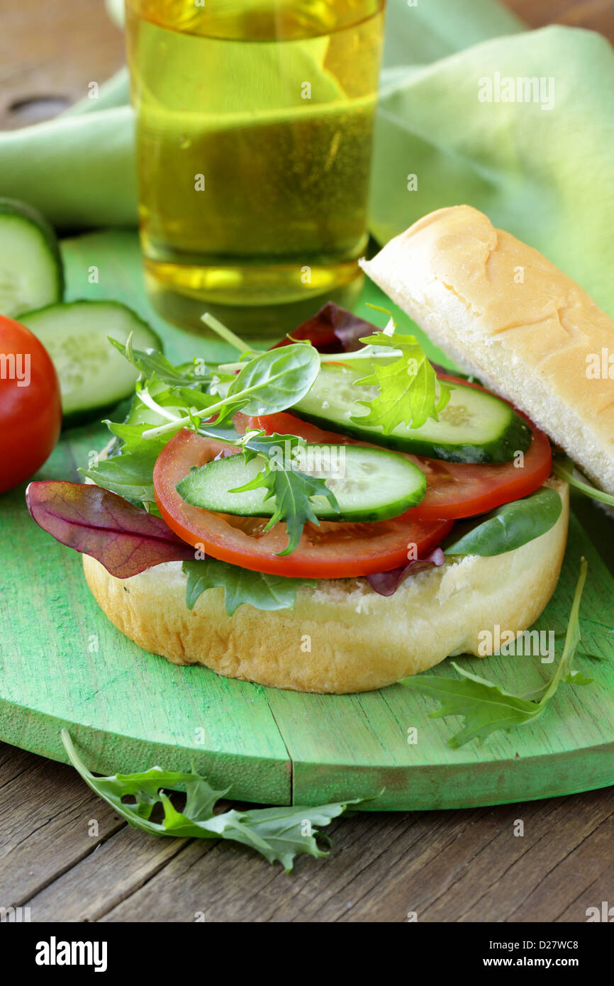 Burger végétarien avec légumes et salade verte Banque D'Images
