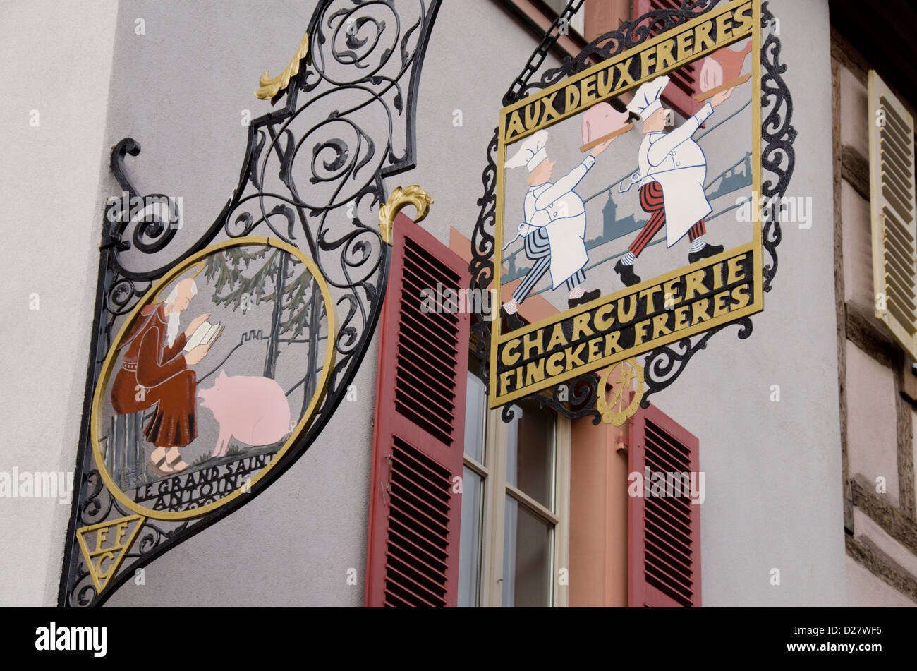 France, Alsace, Colmar. Boucherie traditionnelle en fer forgé store hanging signe. Banque D'Images