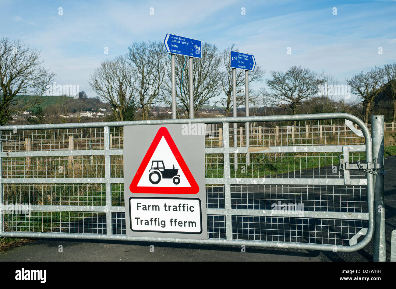 Gate sur un sentier/bridleway montrant une affiche bilingue pour le trafic agricole en anglais et gallois Banque D'Images