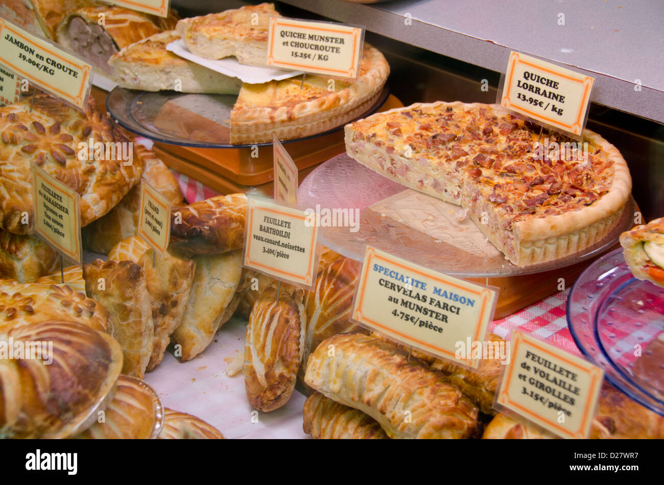 France, Alsace, Colmar. Vitrine de boulangerie avec des spécialités traditionnelles françaises comme la quiche lorraine. Banque D'Images