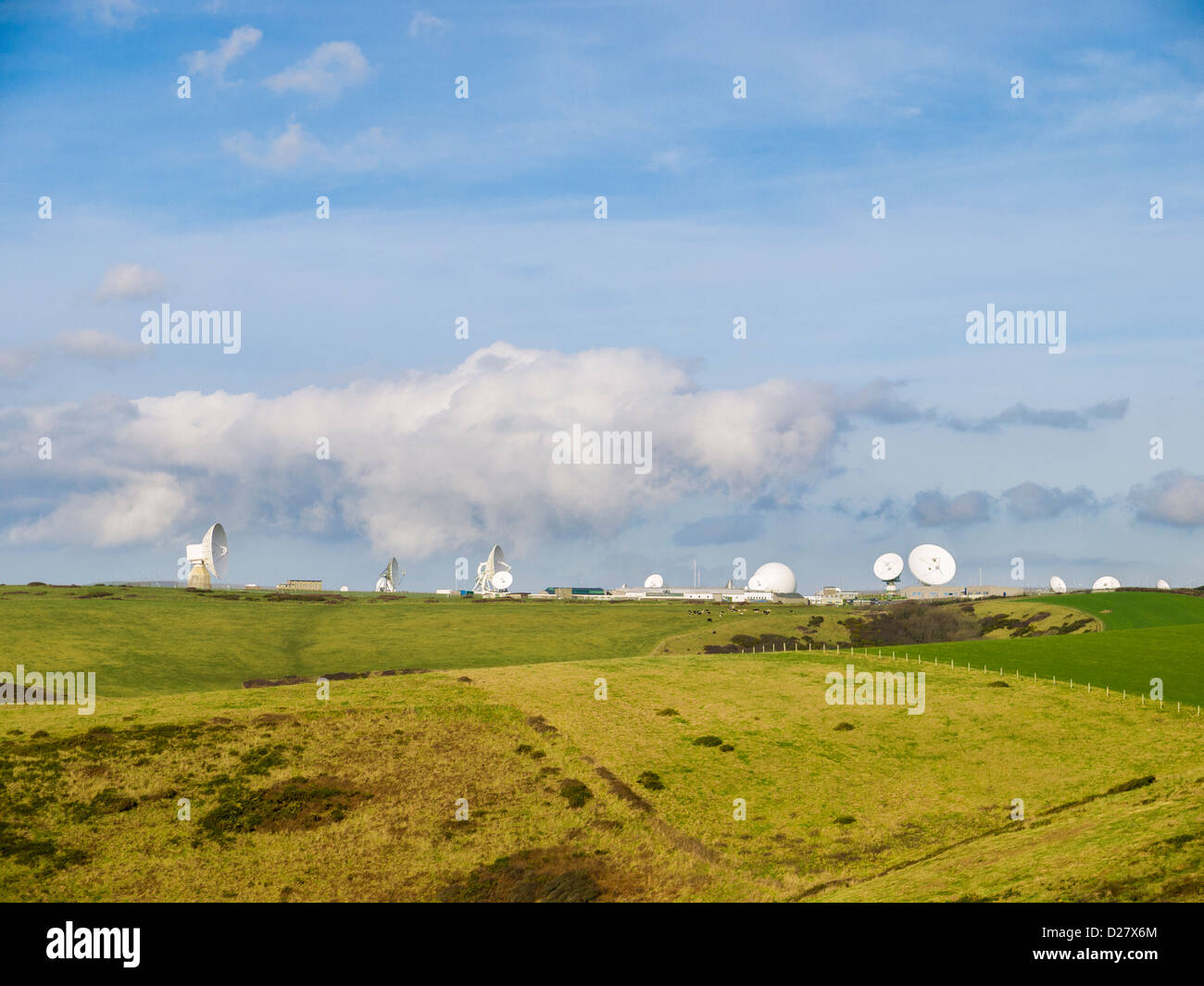 Des plats de communications au GCHQ Bude, Cornwall, Angleterre Banque D'Images
