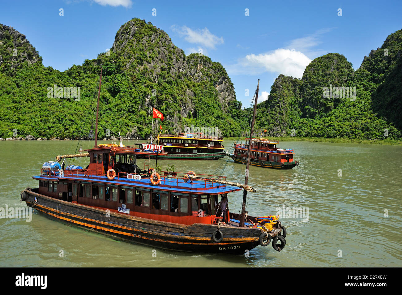 La baie d'Halong, Vietnam - bateaux d'ordure Banque D'Images