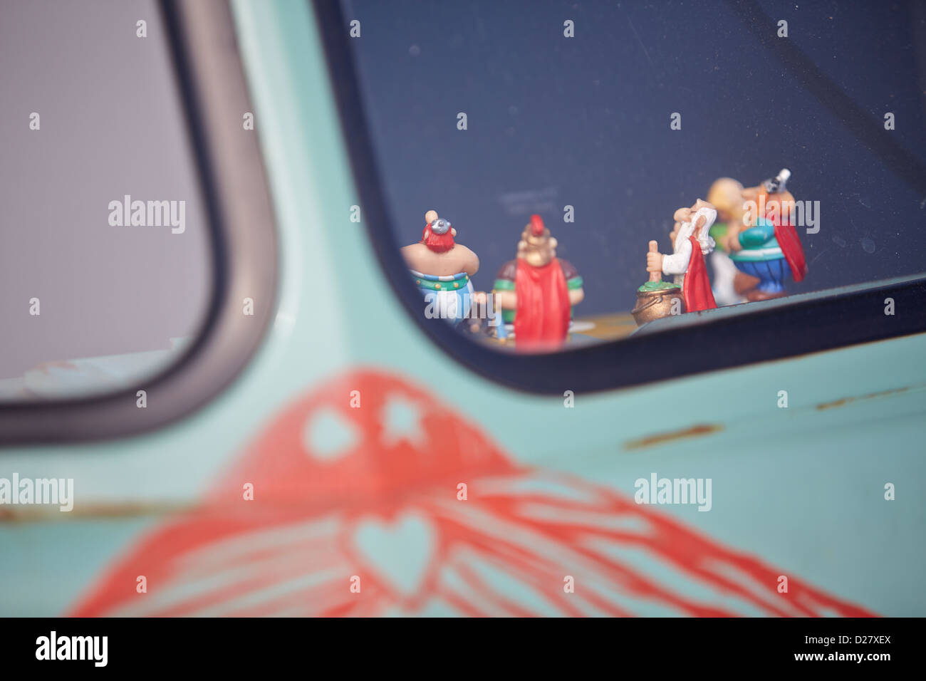 Vue arrière de l'Astérix de personnages de dessins animés sur la planche de bord de VW camper van Banque D'Images