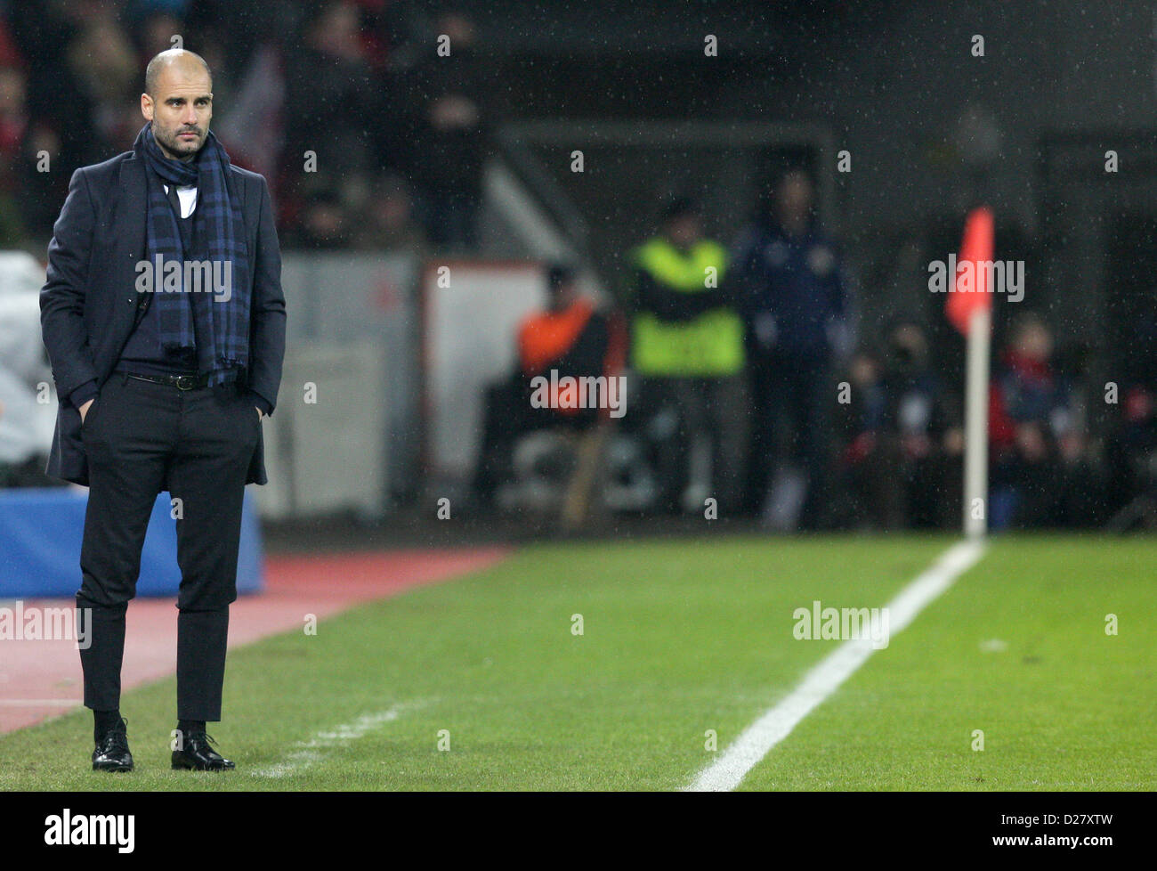 Pep Guardiola l'entraîneur-chef de Barcelone est vu au cours de la Ligue des Champions Tour de jambe premier 16 match de football entre le Bayer Leverkusen et le FC Barcelone à la BayArena à Leverkusen, Allemagne, 14 février 2012. Photo : Rolf Vennenbernd dpa Banque D'Images