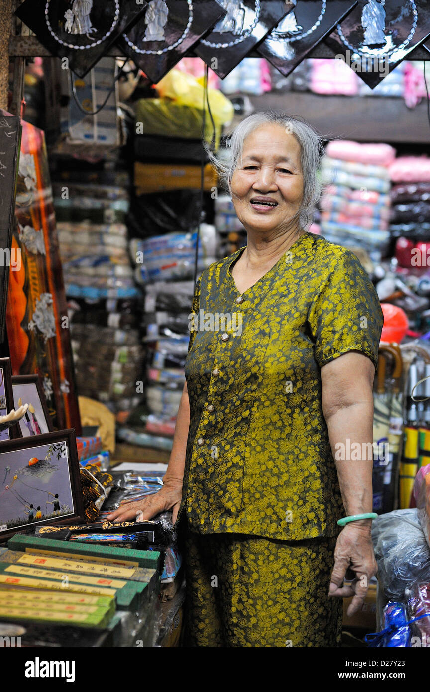 Hauts femme dans son magasin du marché, Hue, Vietnam Banque D'Images