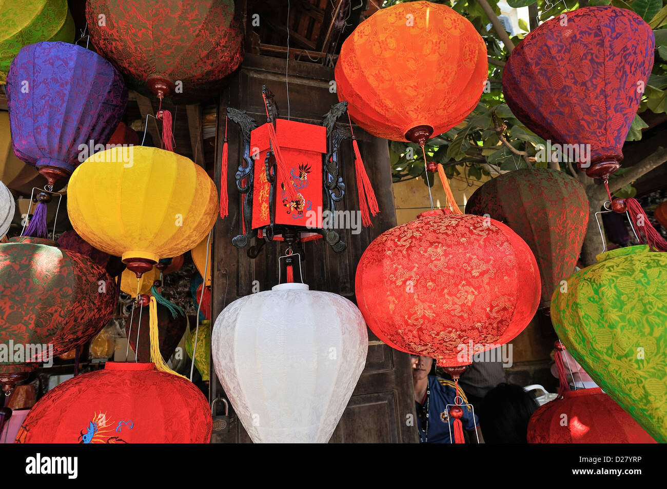 Lanternes suspendues dans boutique, Hoi An, Vietnam Banque D'Images