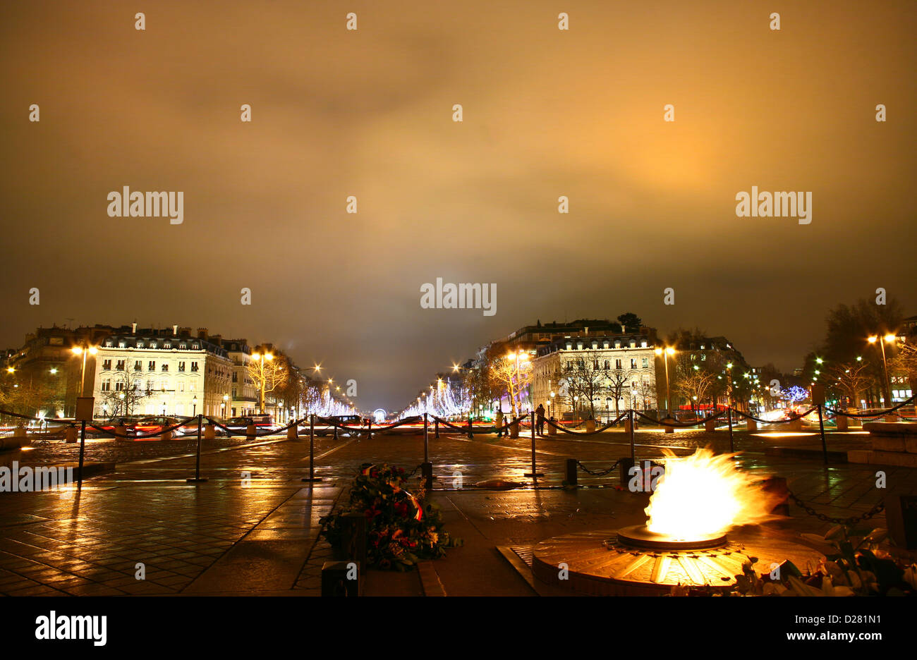 Paris Place de l'etoile et arc de triomphe ; sous l'arche l'memeorial au soldat inconnu. Les lumières de Noël sur les champs Banque D'Images