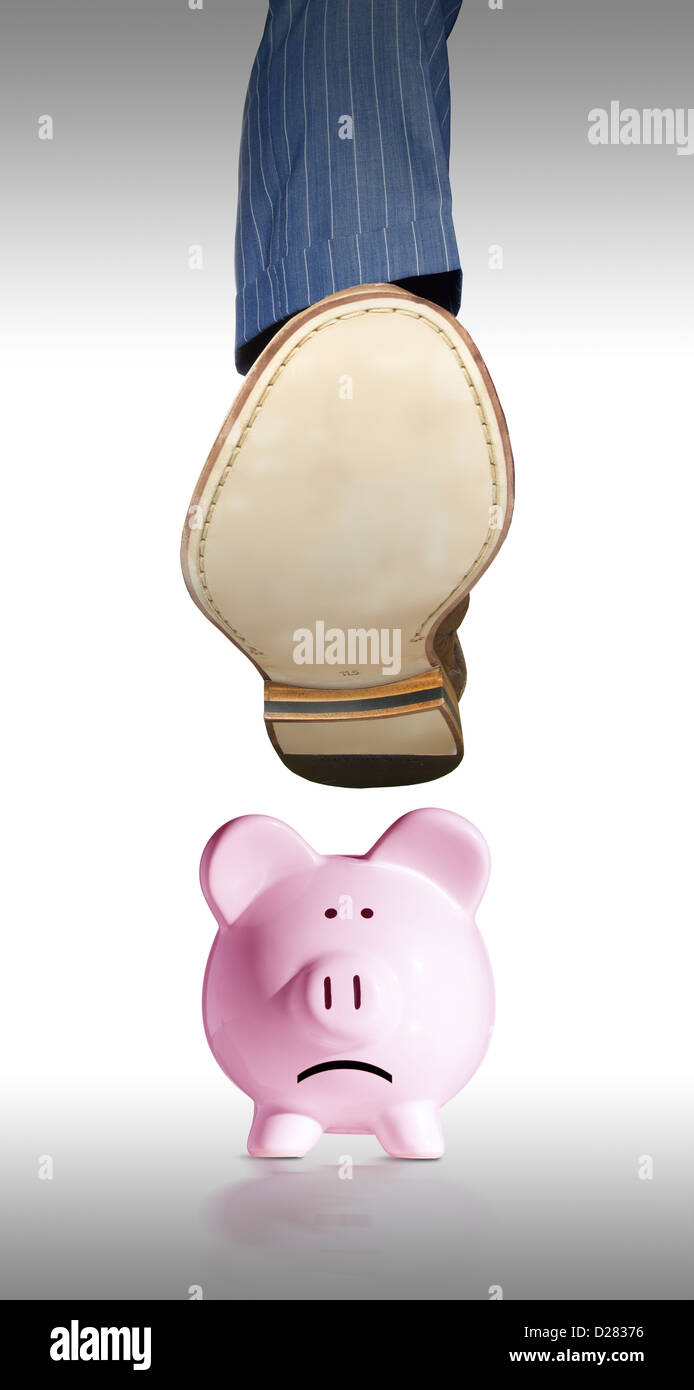 Homme Banker's foot stomping a piggy bank Banque D'Images