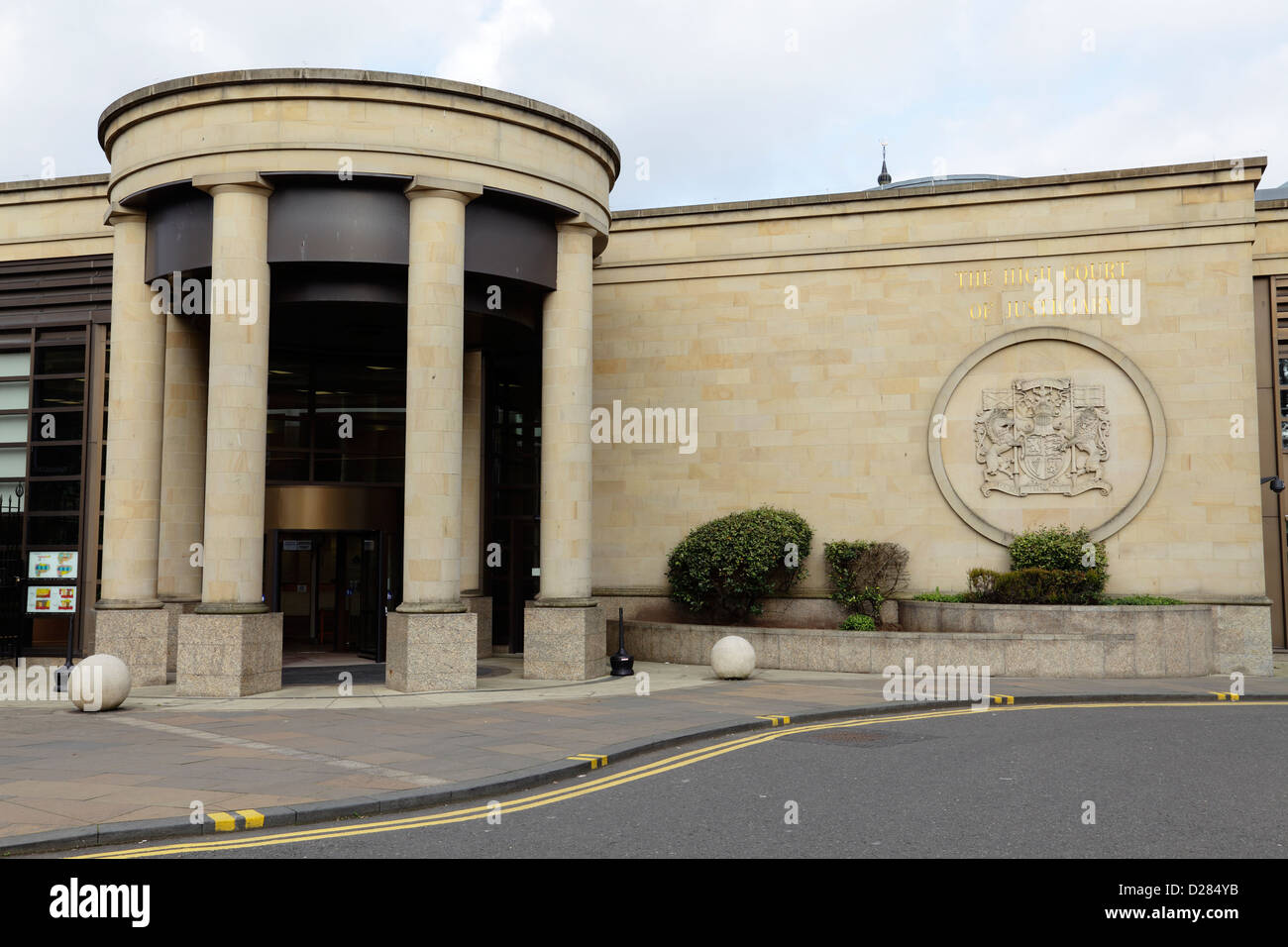 Entrée publique du High court of Justiciary de Glasgow sur Mart Street à Glasgow, vue de Jocelyn Square, Écosse, Royaume-Uni Banque D'Images