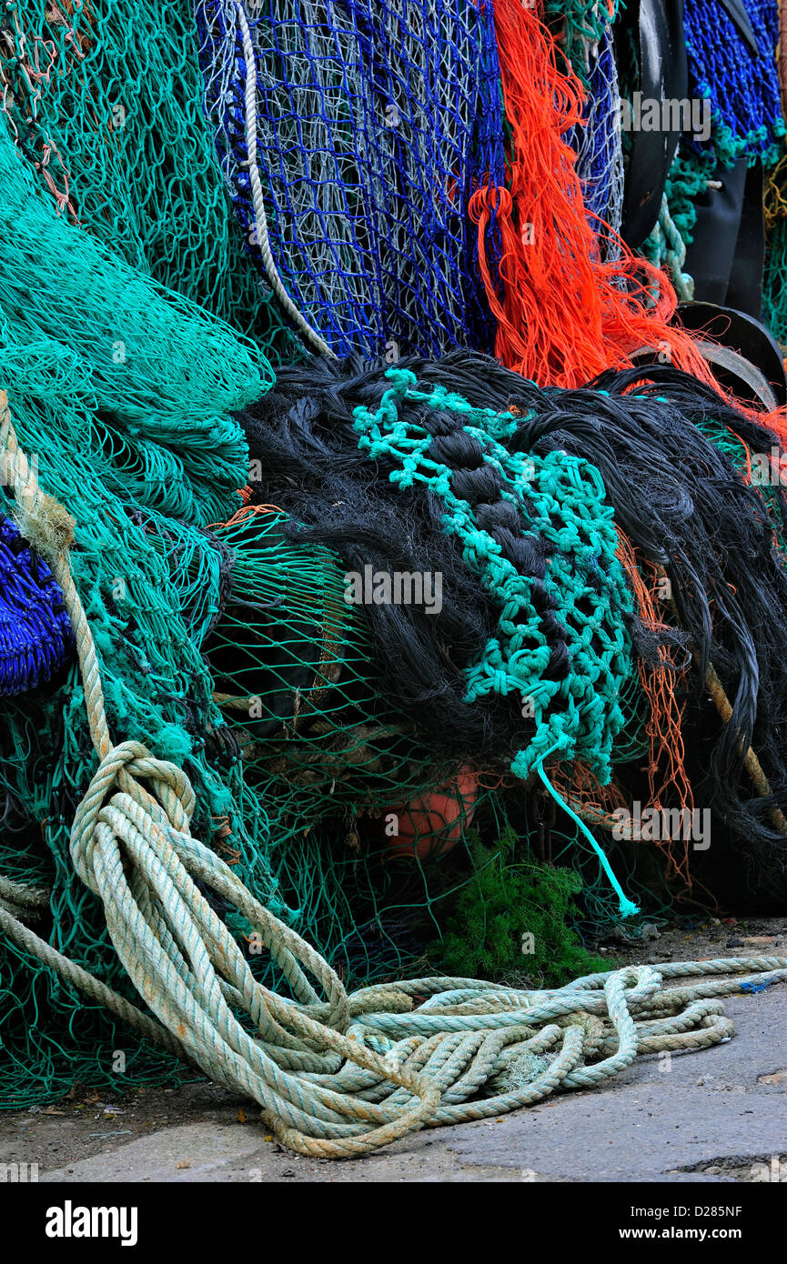 Les filets de pêche de chalutiers colorés sur le quai à Lyme Regis Harbour le long de la Côte Jurassique, Dorset, dans le sud de l'Angleterre, Royaume-Uni Banque D'Images