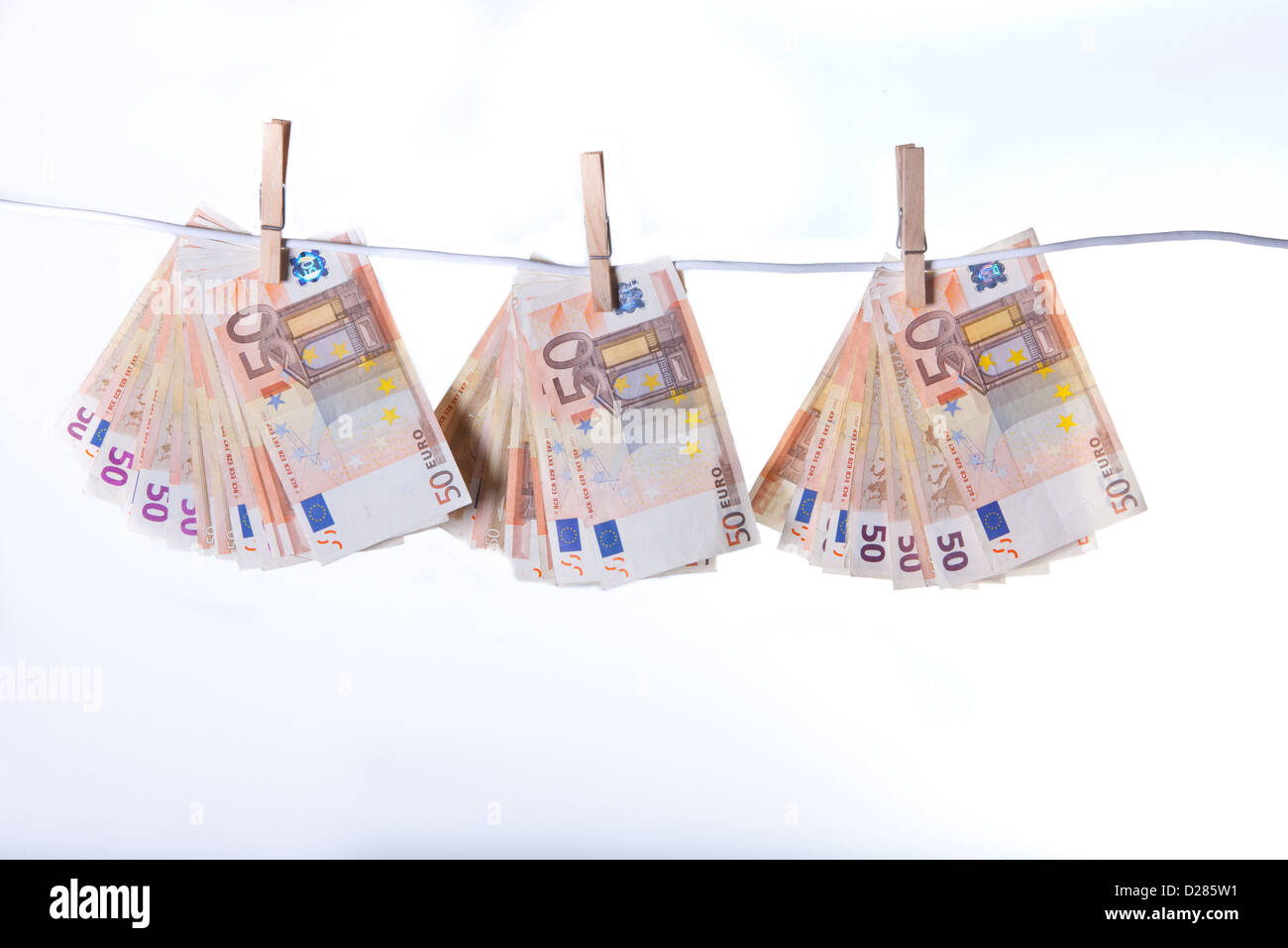 Euro Money Bills hanging sur tissu, line over white background Banque D'Images