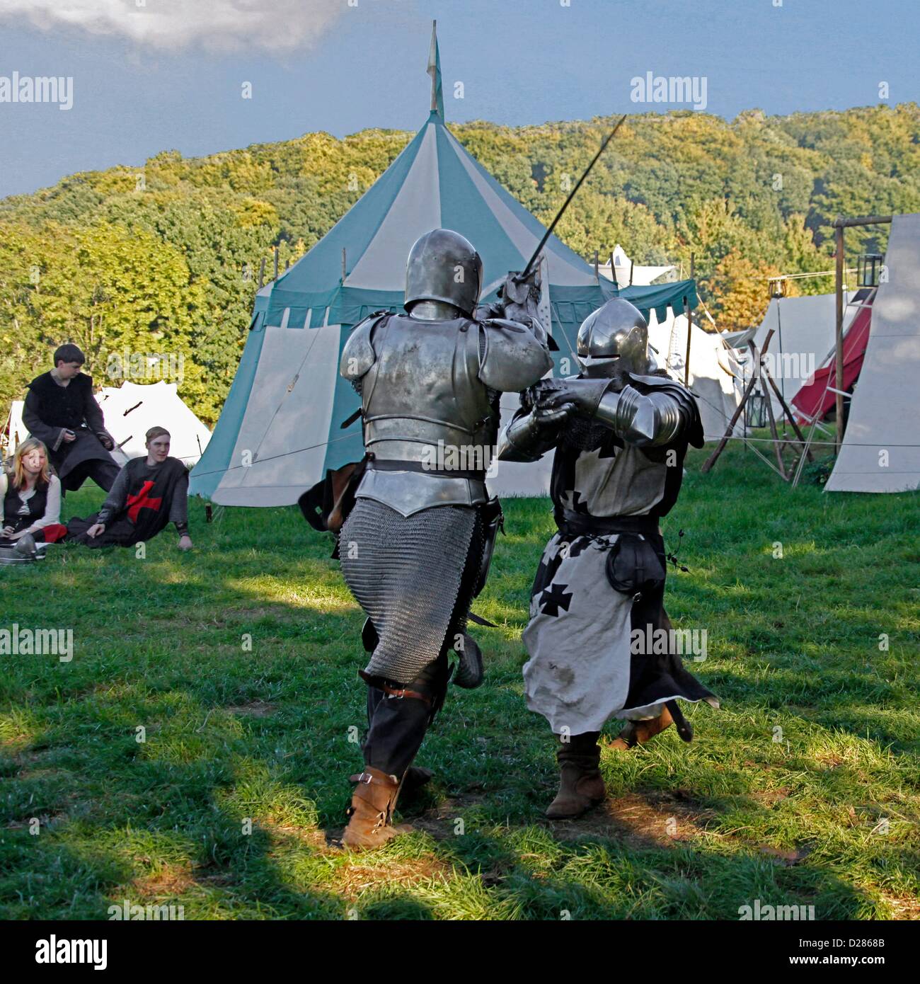 Martin combat à l'épée, camp médiéval sur les prés en face du château Ronneburg, Hesse, Allemagne Banque D'Images