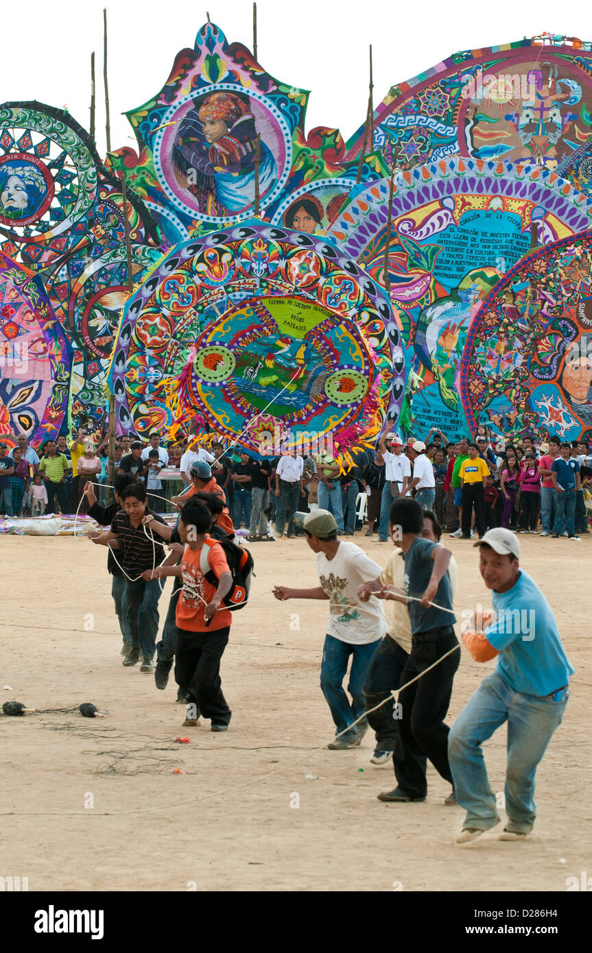 Guatemala, Sumpango. Le Jour des Morts les kites (barriletes) Cérémonie en cimetière de Sumpango, Guatemala. Banque D'Images