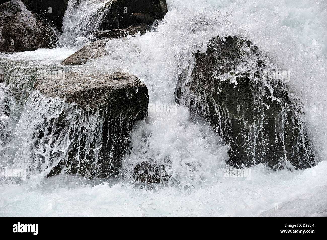 Cascade dans les Hautes-Pyrénées près de Cauterets, Pyrénées, France Banque D'Images