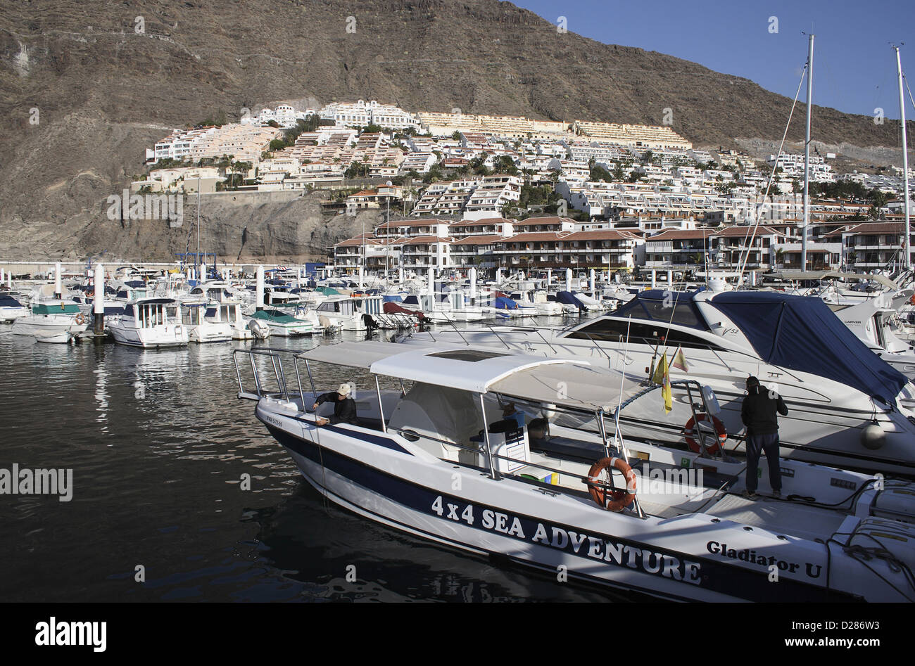 Vue sur Los Gigantes marina avec ses bateaux amarrés sur les falaises abruptes chute Espainia Espana Espanha Espanya Hispanic Banque D'Images