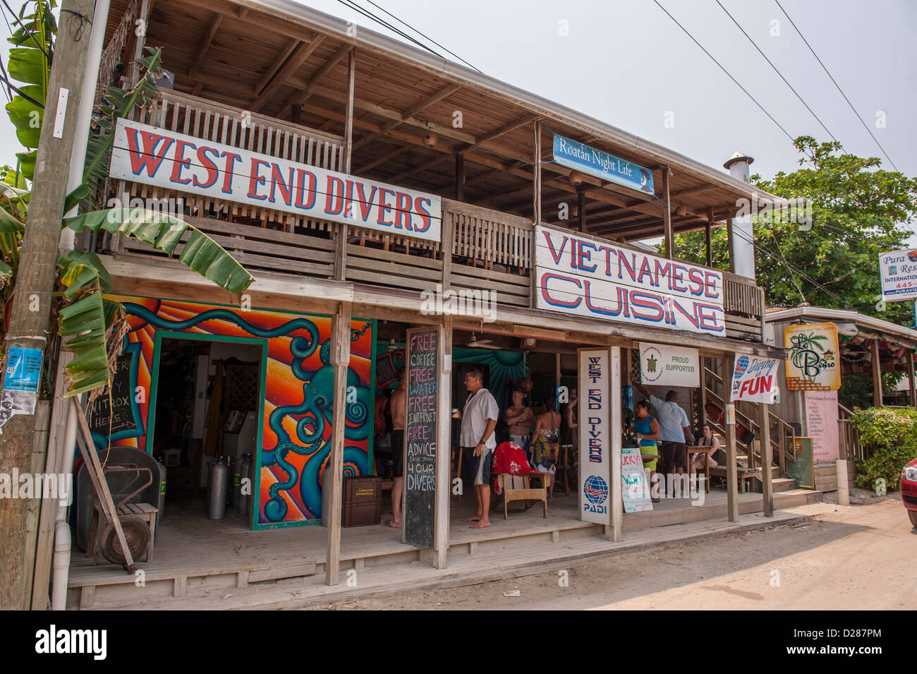 L'Amérique centrale, le Honduras, Roatan, West End Village, boutique de plongée et un restaurant Banque D'Images