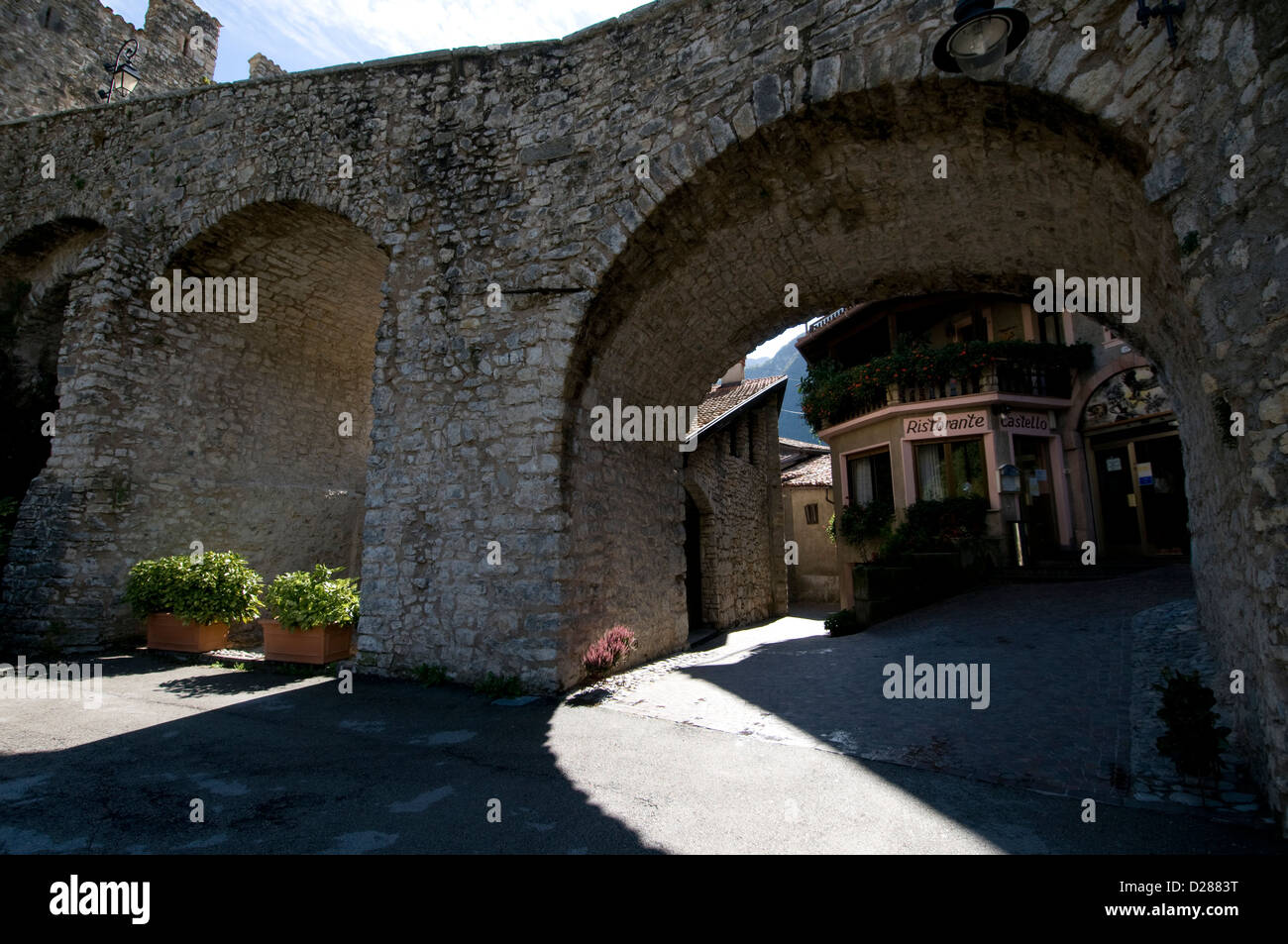 Les murs bien conservés, la porte principale et l'arche menant à la Tenno, un petit village rural de montagne de bâtiments médiévaux et étroit, W Banque D'Images