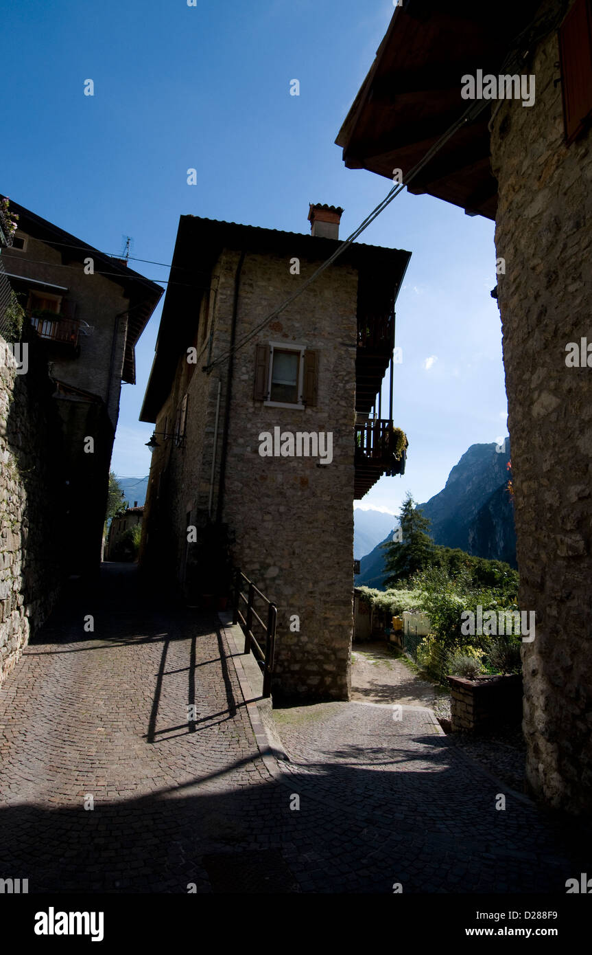 Le village médiéval de montagne rural bien préservé et à la fois de «Tenno», avec un château privé d'origine médiévale dans les environs Banque D'Images