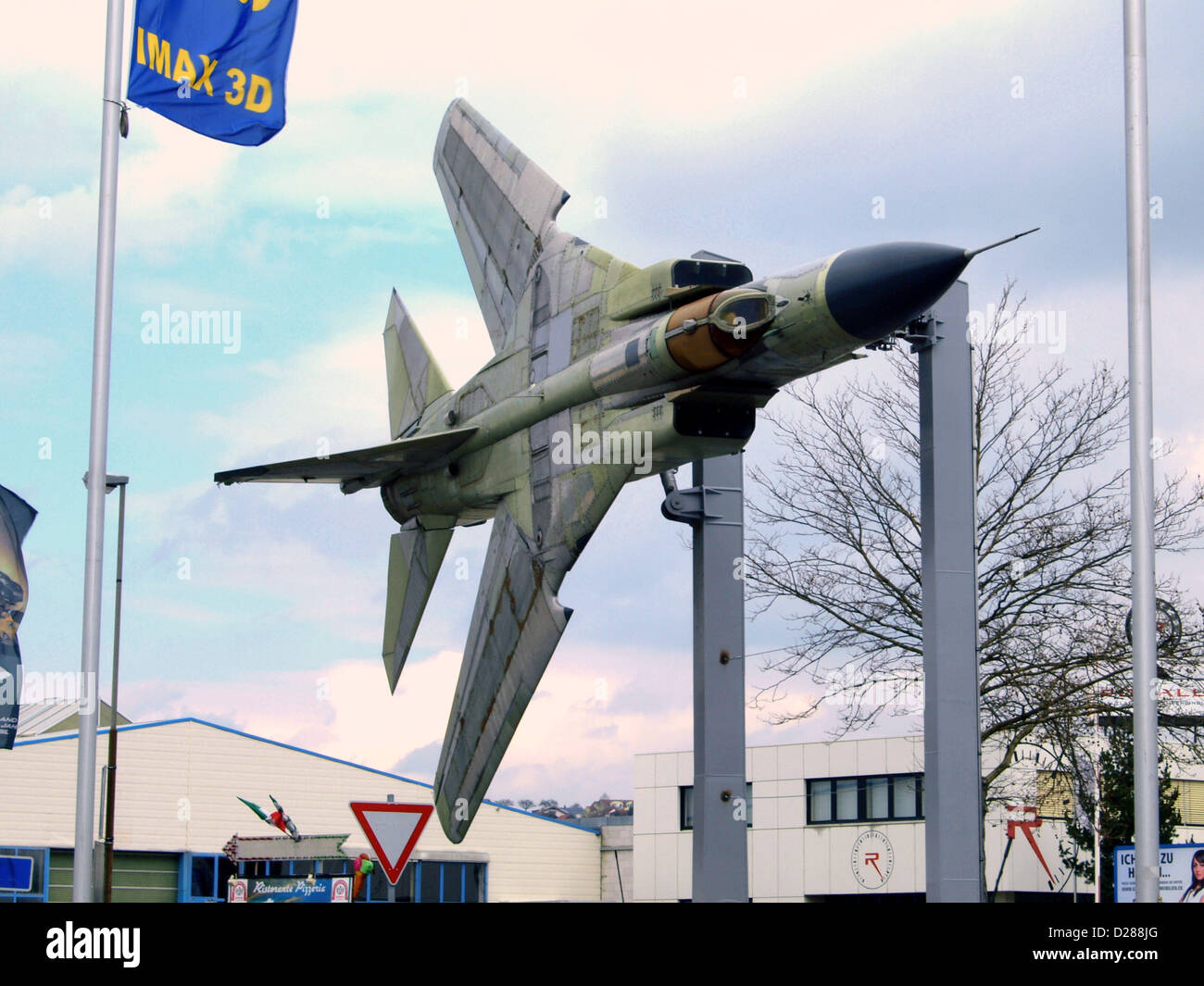 Le musée Auto & Technik de Sinsheim, en Allemagne, présente l'avion MIG-23 ML NVA550. Ce jet de l'ère soviétique est un exemple de la technologie de l'aviation militaire de la guerre froide, soulignant les progrès dans la conception et l'ingénierie des avions de cette période. Banque D'Images