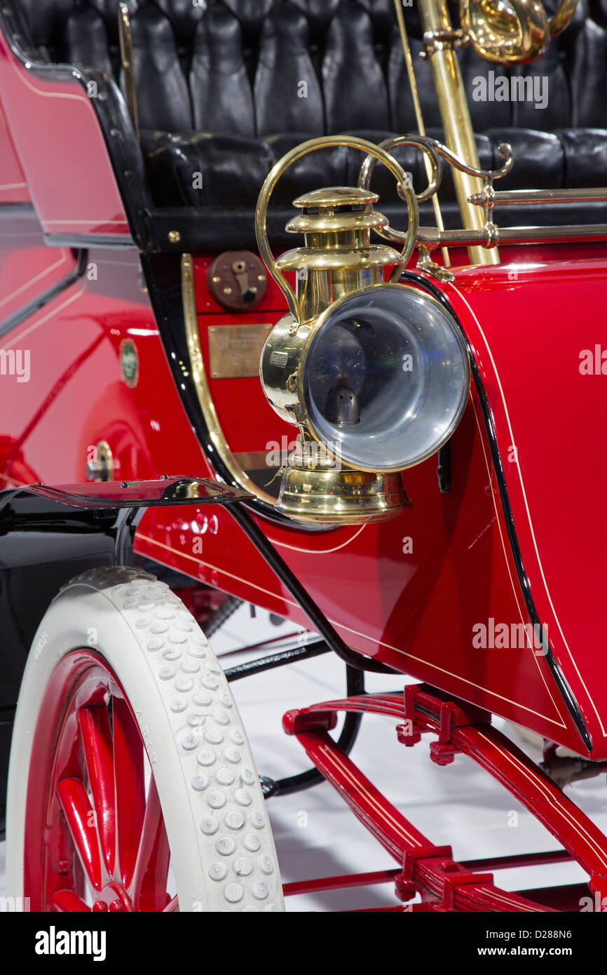 Detroit, Michigan - la plus ancienne Ford - un modèle Ford 1903 A - sur l'affichage à la North American International Auto Show. Banque D'Images