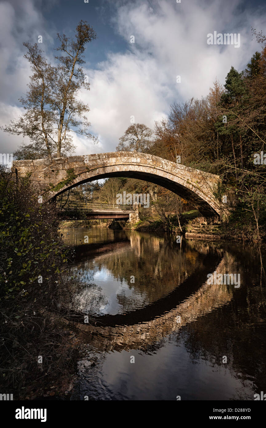 Beggar's Bridge et reflets dans la rivière Esk sur une belle journée d'automne près du village of Glaisdale, Yorkshire, UK. Banque D'Images