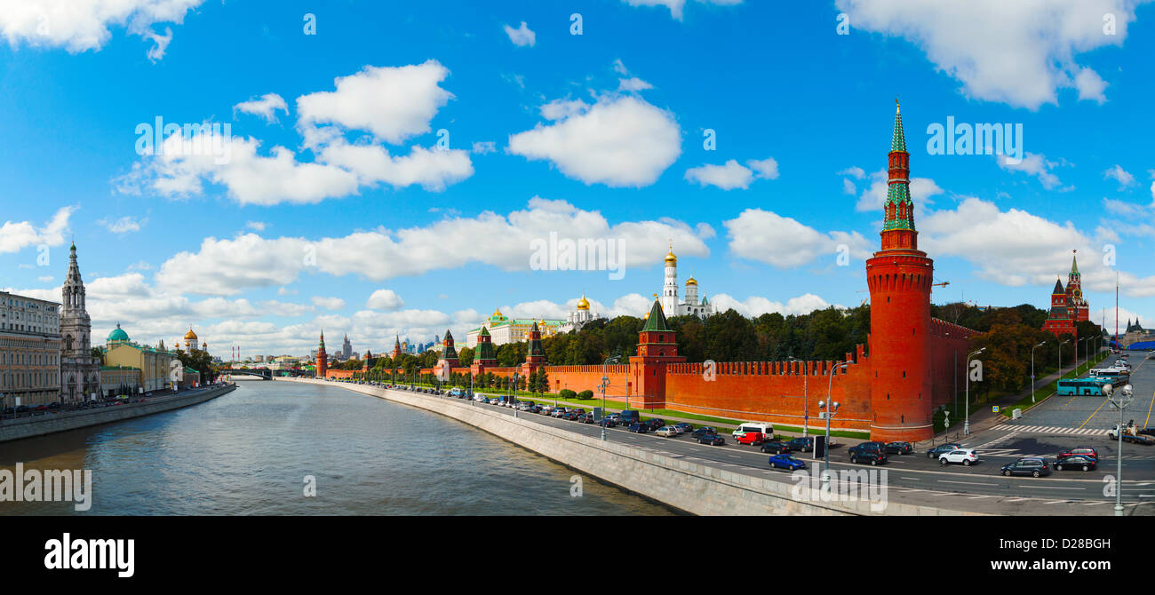 Vue panoramique du centre-ville de Moscou avec le Kremlin sur une journée ensoleillée Banque D'Images