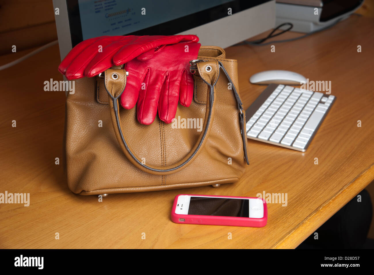 Mesdames sac à main, des gants rouges et le téléphone mobile sur office 24 Banque D'Images