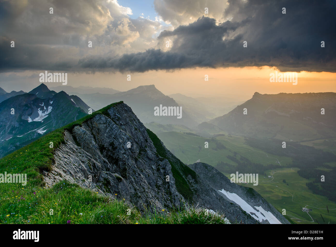 Vue panoramique sur la montagne de Brienzer Rothorn au coucher du soleil, Berner Oberland, Suisse Banque D'Images