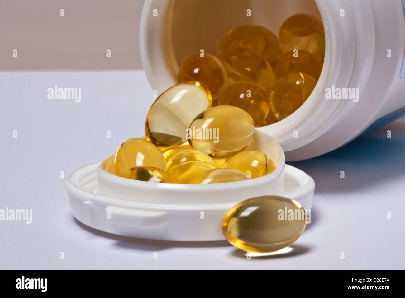 Capsules d'huile en bouteille en plastique Banque D'Images