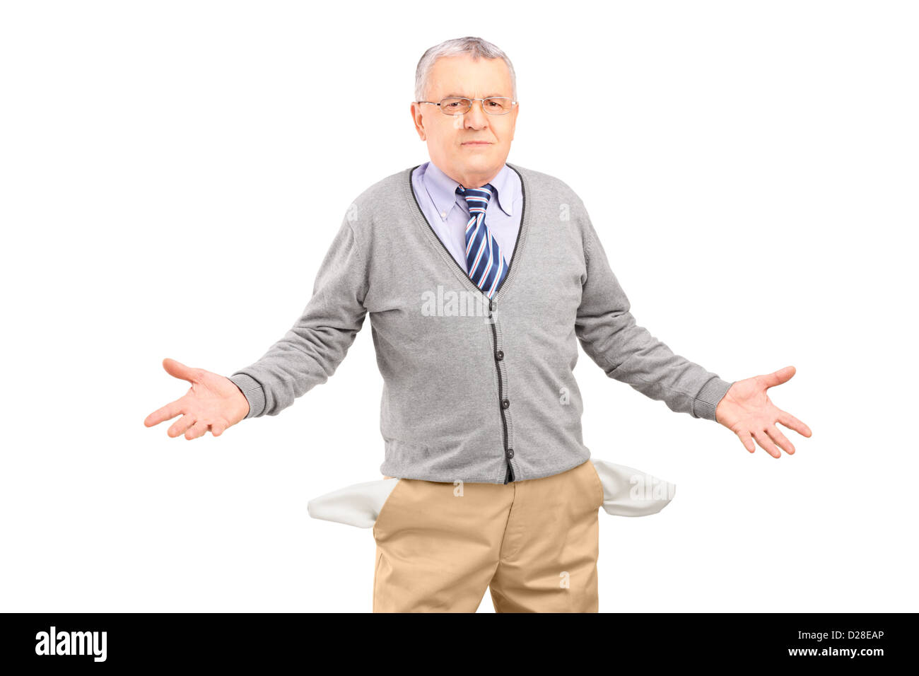 Pauvre homme montrant ses poches vides, isolé sur fond blanc Banque D'Images