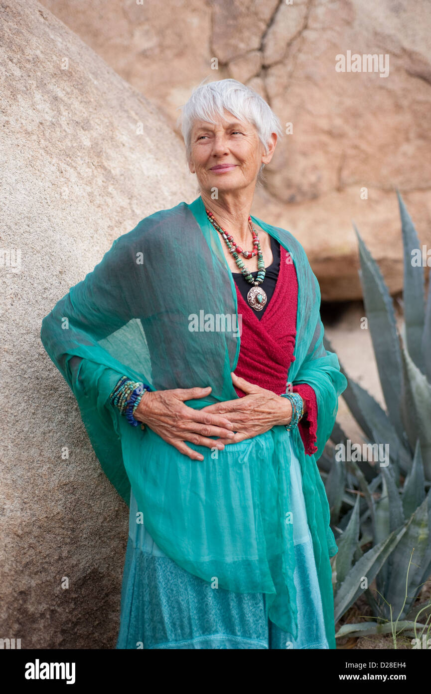 Portrait d'un charmant et gracieux senior woman wearing bijoux par Médecine Art ornement. Banque D'Images