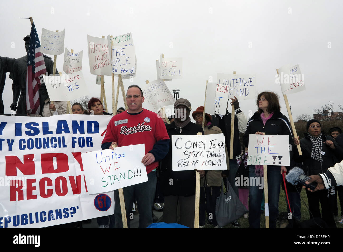 Les résidents de Coney Island, qui a été durement touchée par l'Ouragan Sandy, au "marcher un mille dans nos chaussures' sur l'événement 113, 2013. Banque D'Images Les résidents de Coney Island, qui a été durement touchée par l'Ouragan Sandy, au "marcher un mille dans nos chaussures' sur l'événement 113, 2013. Banque D'Images