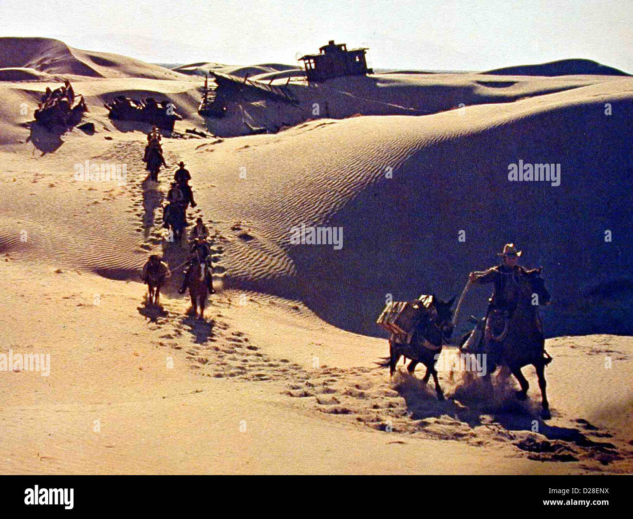 Dreckiges Train or Robbers, Mitten im Wuestensand handy Lane und seine Freunde die verfallenen Eisenbahnwagons und Banque D'Images