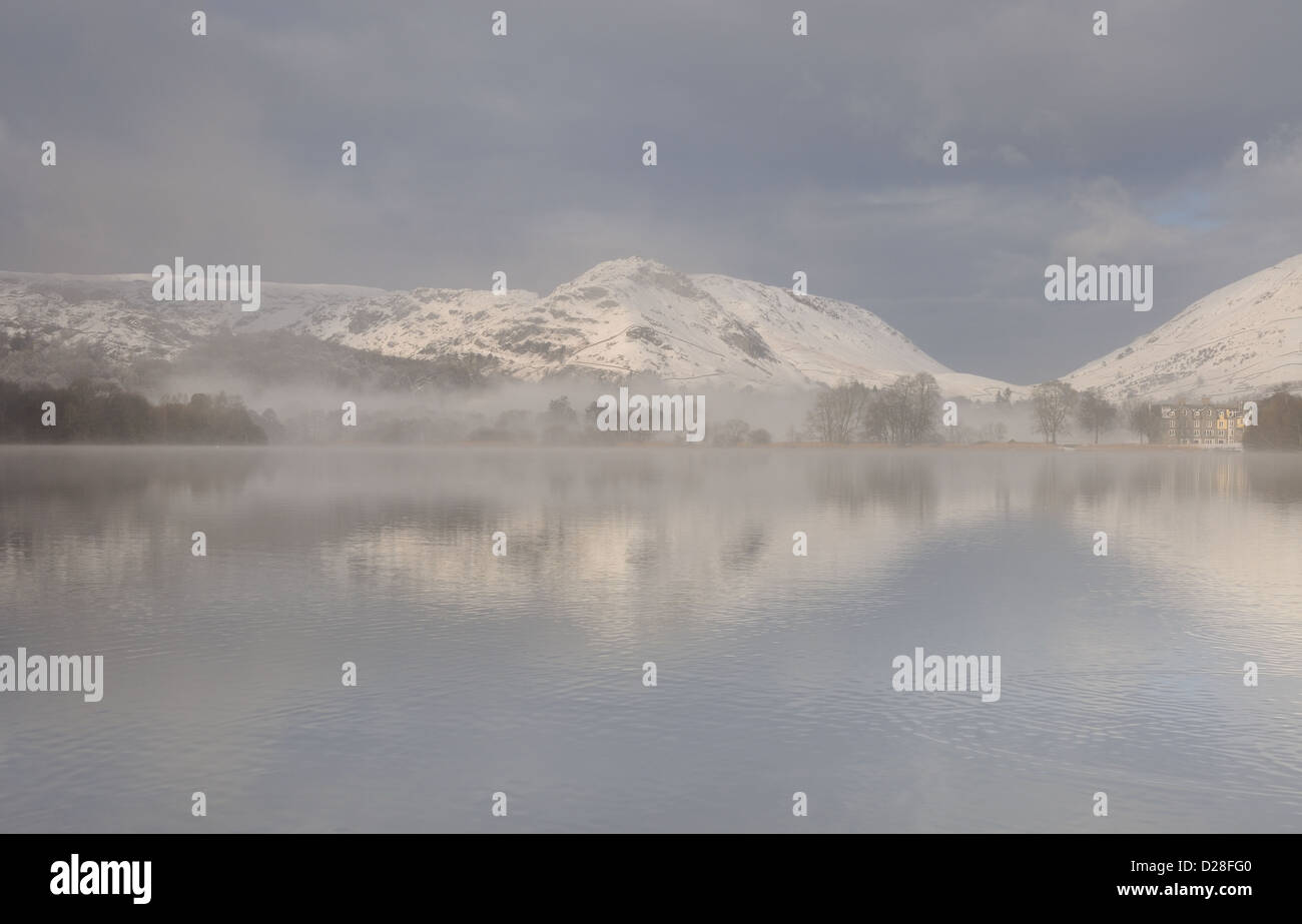 Helm Crag reflétée à Grasmere en hiver dans le Lake District Banque D'Images