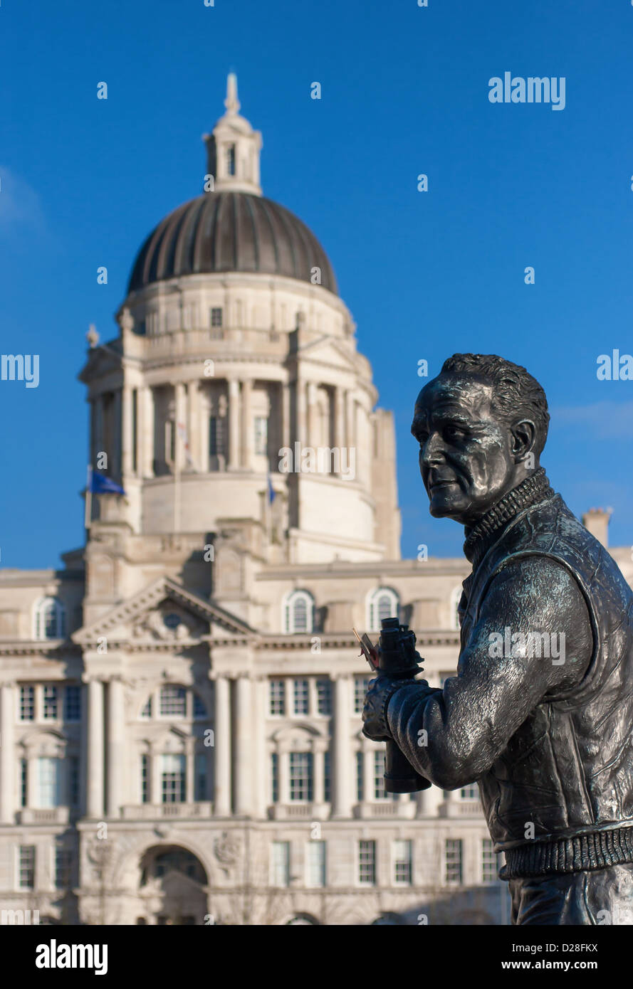 Statue de John Walker au Capitaine Frédéric Pier Head à Liverpool avec le port de Liverpool building derrière Banque D'Images