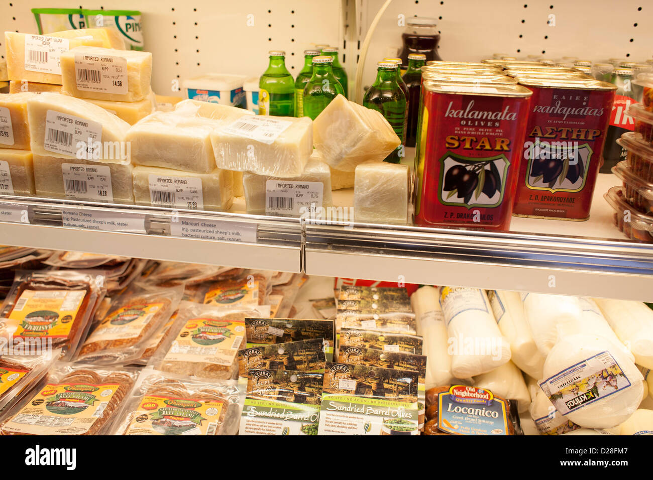 Le cas réfrigérés dans un deli du Moyen-Orient à Watertown, Massachusetts a une grande variété de produits. Banque D'Images