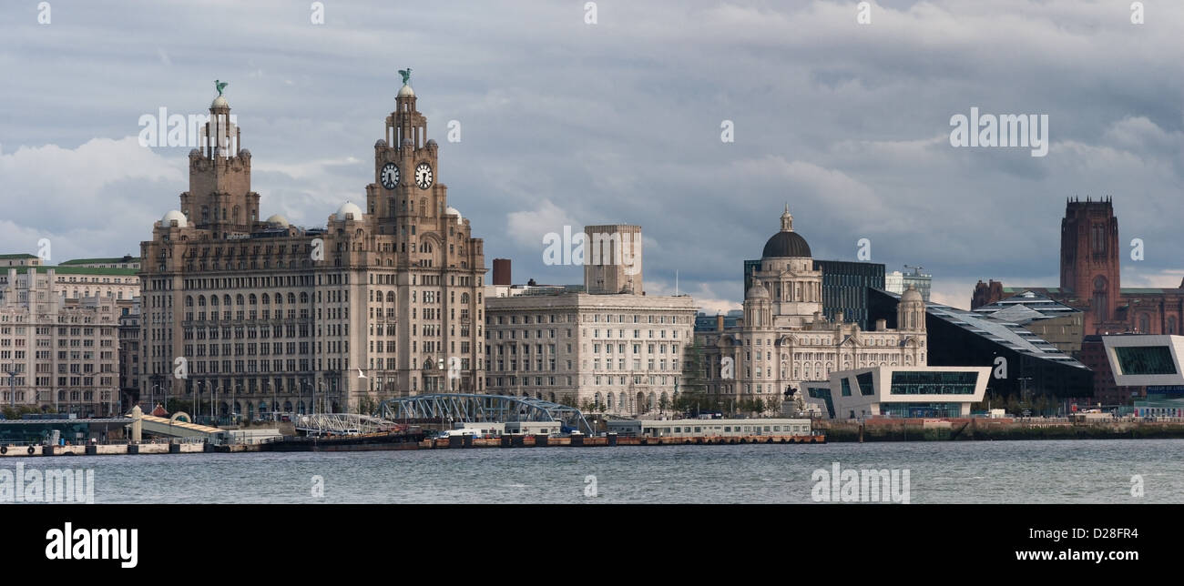 Les trois grâces, Liverpool waterfront, prises à partir de l'autre côté de la Rivière Mersey Banque D'Images
