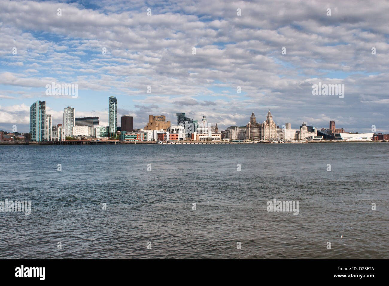 Liverpool skyline prises à travers la Rivière Mersey Banque D'Images
