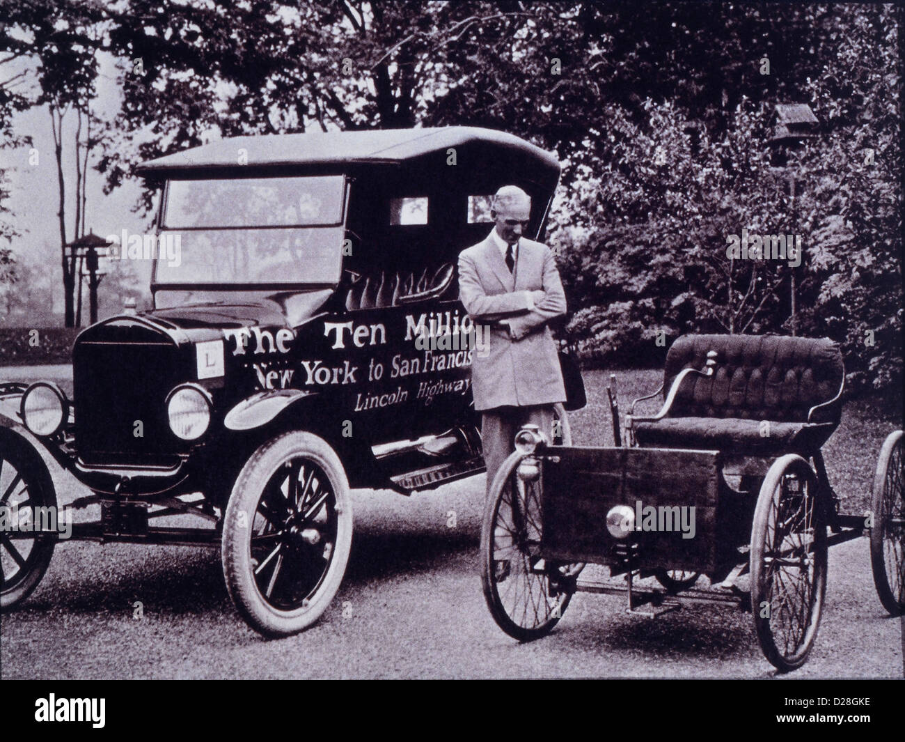 Henry Ford avec sa première auto, le quadricycle, et Ford Modèle T, circa 1933 Banque D'Images