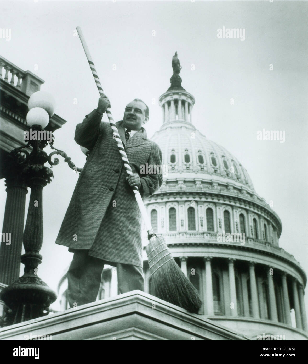 Le sénateur américain Joseph McCarthy en face de U.S. Capitol, Washington D.C., sur le point de balayer les communistes à l'extérieur du gouvernement, 1954 Banque D'Images