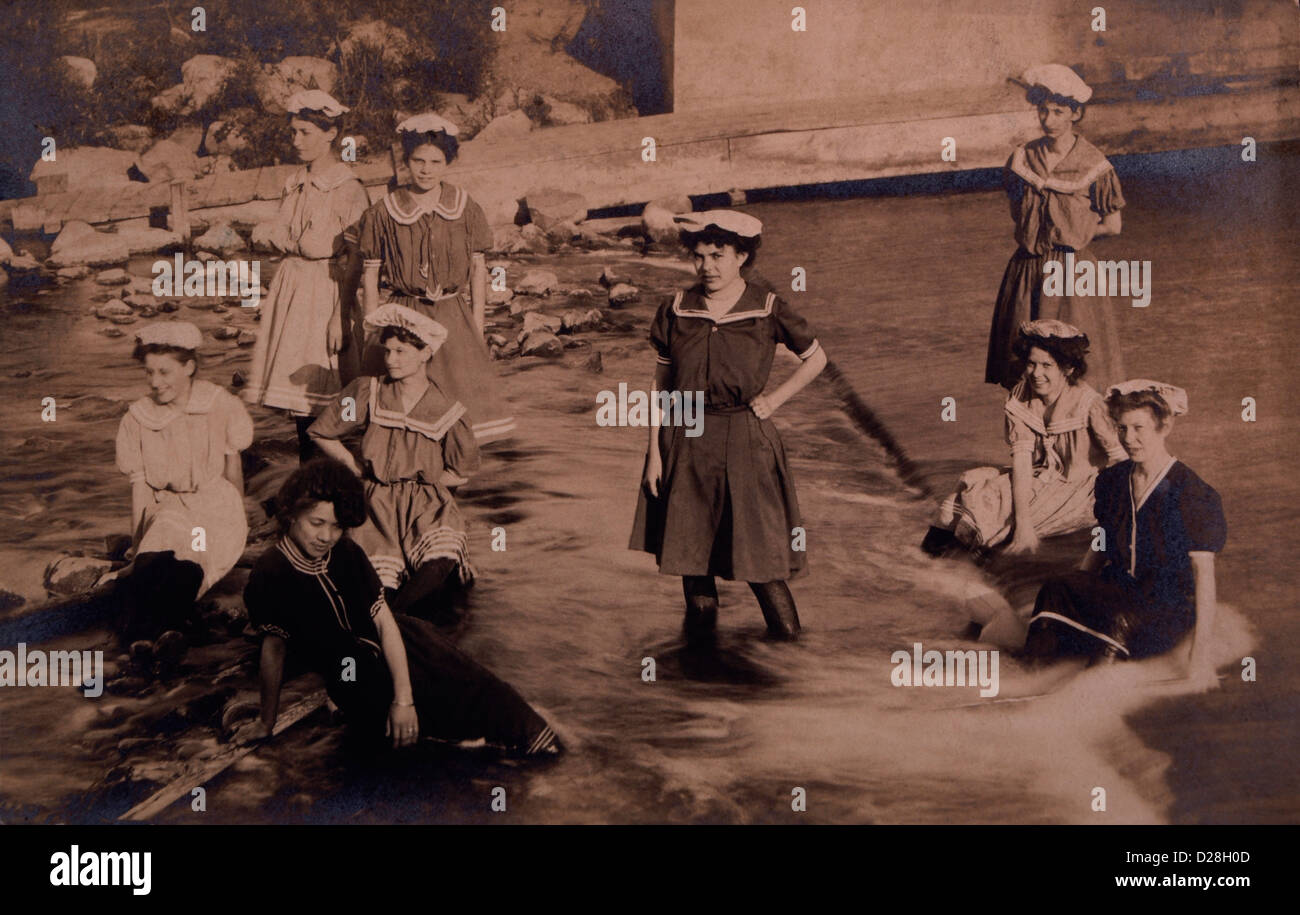 Groupe de femmes en costumes de bain une pièce d'une pataugeoire et d'un salon dans le ruisseau, vers 1907 Banque D'Images