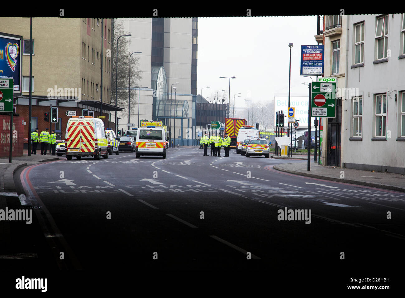 Londres, Royaume-Uni. 16 janvier 2013. Les équipes d'urgence se tiennent près de l'emplacement de l'accident d'un hélicoptère qui s'écrase sur une grue sur le toit d'un immeuble à Londres. Deux personnes ont été tuées à la suite de l'accident dont le pilote de l'avion. George Henton / Alamy Live News. Banque D'Images