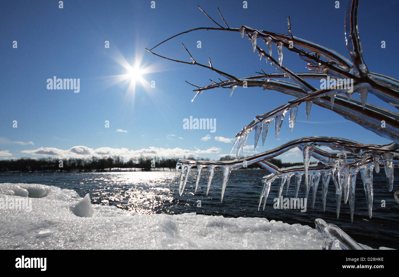 Conte d'hiver. Paysage d'hiver canadien avec de la glace, neige et soleil sur le fleuve Saint-Laurent. Banque D'Images